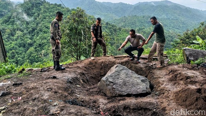Lokasi pria di Sukabumi tewas tertimpa batu.