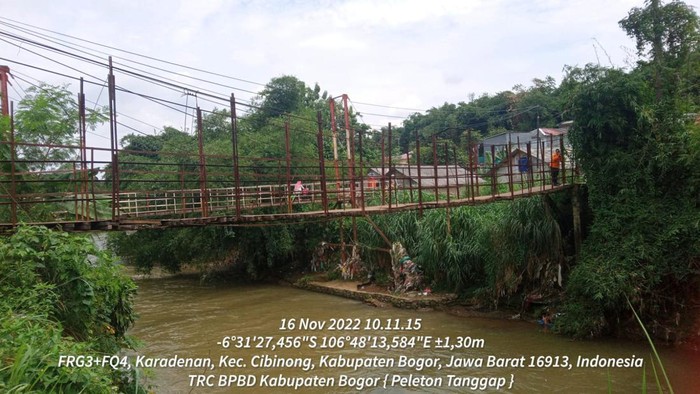 Longsor Landa Sukaraja Bogor, Jembatan Penghubung 2 Desa Ditutup (dok BPBD Kabupaten Bogor)