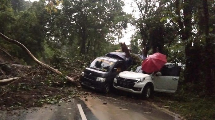 Longsor timpa mobil di Gowa, Sulsel.