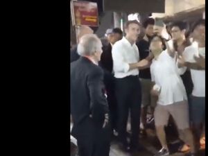 Video Momen Warga Bali Histeris Bisa Bersalaman dengan Presiden Prancis