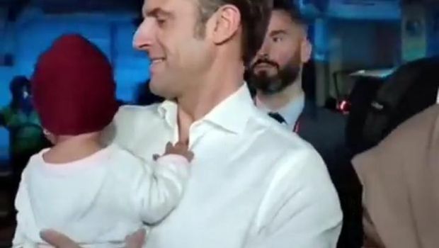 Momen ketika Macron menggendong bayi di pinggir jalan, Selasa malam (15/11/2022).