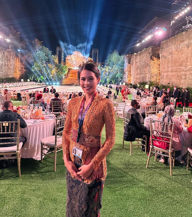  Maudy Ayunda turut hadir di acara Welcoming Dinner G20 Bali, Selasa (15/11/2022). Dia juga didapuk menjadi juru bicara G20. Foto: Instagram @maudyayunda