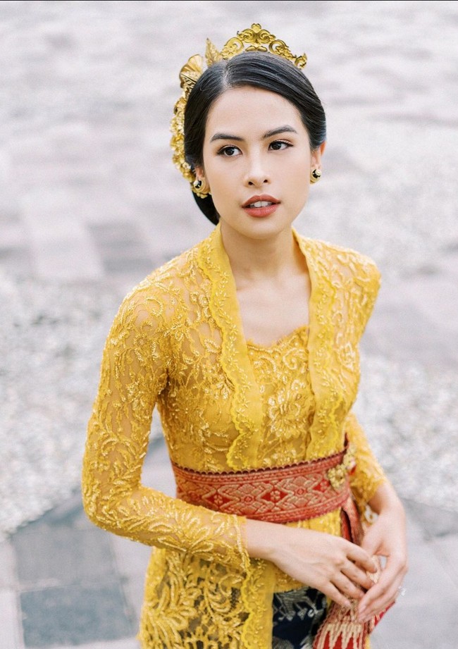 Kebaya dipadukan dengan tenun Bali berwarna dasar hitam dengan bordir silver. Semakin cantik dengan bordiran warna terang seperti oranye, hijau dan merah. Foto: Instagram @maudyayunda