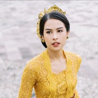 Kebaya dipadukan dengan tenun Bali berwarna dasar hitam dengan bordir silver. Semakin cantik dengan bordiran warna terang seperti oranye, hijau dan merah. Foto: Instagram @maudyayunda
