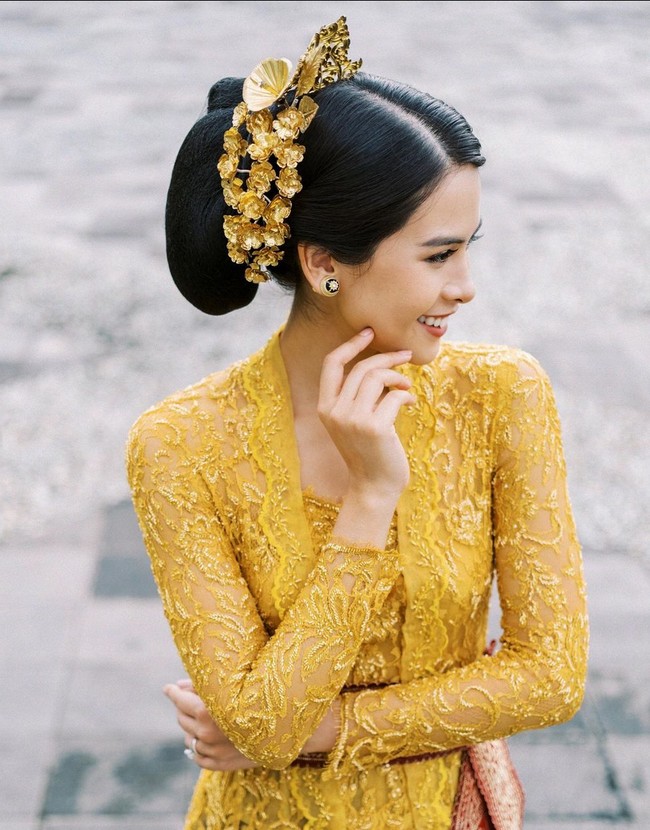 Maudy Ayunda pun tampil cantik dengan sanggul khas wanita Bali yang dipermanis aksesori rambut. Sementara wajahnya dipulas makeup bernuansa cokelat.  Foto: Instagram @maudyayunda