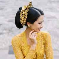 Maudy Ayunda pun tampil cantik dengan sanggul khas wanita Bali yang dipermanis aksesori rambut. Sementara wajahnya dipulas makeup bernuansa cokelat.  Foto: Instagram @maudyayunda