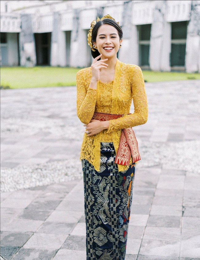 Bintang film ‘Losmen Bu Broto’ ini memilih busana tradisional untuk tampil di acara yang dihadiri 17 pemimpin dari berbagai negara tersebut. Kali ini, Maudy memakai kebaya dengan sentuhan Bali. Foto: Instagram @maudyayunda