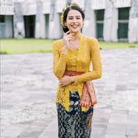 Bintang film ‘Losmen Bu Broto’ ini memilih busana tradisional untuk tampil di acara yang dihadiri 17 pemimpin dari berbagai negara tersebut. Kali ini, Maudy memakai kebaya dengan sentuhan Bali. Foto: Instagram @maudyayunda