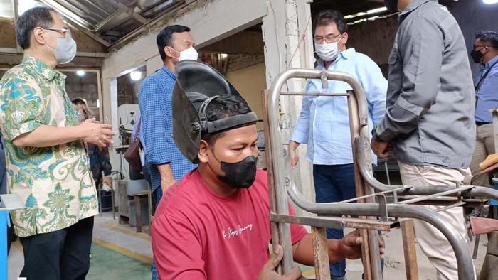 Astra melalui Yayasan Dharma Bhakti Astra (YDBA) terus dalam mengembangkan UMKM di tanah air. Salah satunya Dewoz Art yang memproduksi meja dan kursi.