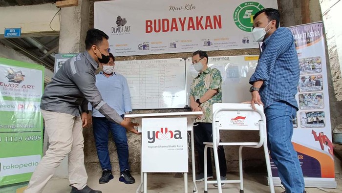 Melihat Produksi Meja dan Kursi Binaan YDBA Astra melalui Yayasan Dharma Bhakti Astra (YDBA) terus dalam mengembangkan UMKM di tanah air. Salah satunya Dewoz Art yang memproduksi meja dan kursi.