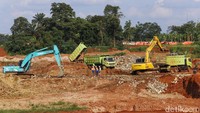 Sejumlah alat berat mengeruk tanah untuk dibangun Tol Serbaraja seksi II. Dibangunnya Jalan Tol Serbaraja memberikan peran penting dalam peningkatan akses konektivitas dan peningkatan perekonomian masyarakat Banten, Jakarta, dan sekitarnya yang semakin lancar.