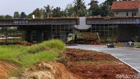 Sejumlah truk terlihat hilir mudik mengangkut material bangunan untuk proyek Tol Serbaraja.