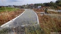  Sejumlah pekerja sedang membangun Tol Serpong-Balaraja seksi II di kawasan Kadusirung, Kabupaten Tangerang, Rabu (16/11/2022).