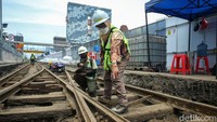 Proyek MRT fase 2A sendiri telah dimulai sejak 18 Juli 2022. Sejauh ini, progres pengerjaannya mencapai 7,527 persen dengan cakupan pekerjaan meliputi manajemen rekayasa lalu lintas (traffic diversion) tahap 1.2, relokasi, dan penanaman pohon kompensasi terdampak proyek, pekerjaan archaeological test pit, road widening, pekerjaan test pit utilitas, persiapan pekerjaan relokasi utilitas, dan persiapan pekerjaan halte bus sementara.