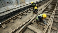 Kondisi rel trem pun masih utuh dan tak lapuk.