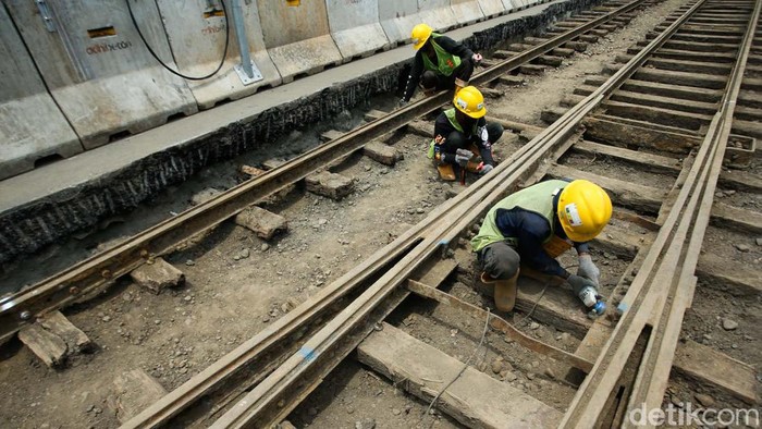 Arkeolog memeriksa temuan rel trem di Harmoni, Jakarta, Rabu (16/11/2022). Temuan rel ini berada di proyek MRT Jakarta Fase 2 CP202.