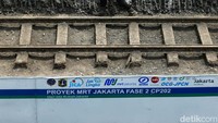 MRT Jakarta menjelaskan saat ini pihaknya tengah mempersiapkan pengangkatan rel trem tersebut.
