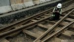 Melihat Temuan Rel Trem Kuno di Harmoni Jakarta