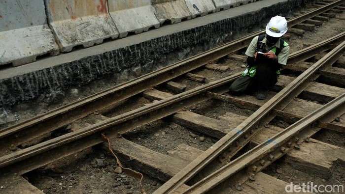 Arkeolog memeriksa temuan rel trem di Harmoni, Jakarta, Rabu (16/11/2022). Temuan rel ini berada di proyek MRT Jakarta Fase 2 CP202.