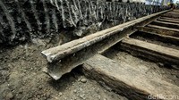 Silvia menjelaskan ada enam titik temuan rel di pengerjaan MRT fase 2. Rel itu ditemukan di sekitar pembangunan Stasiun Harmoni, Sawah Besar, dan Mangga Besar. Secara umum, rel trem ditemukan di kedalaman 27 centimeter.