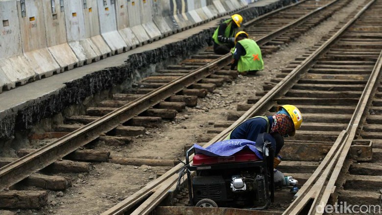 Melihat Temuan Rel Trem Kuno di Harmoni Jakarta Arkeolog memeriksa temuan rel trem di Harmoni, Jakarta, Rabu (16/11/2022). Temuan rel ini berada di proyek MRT Jakarta Fase 2 CP202.