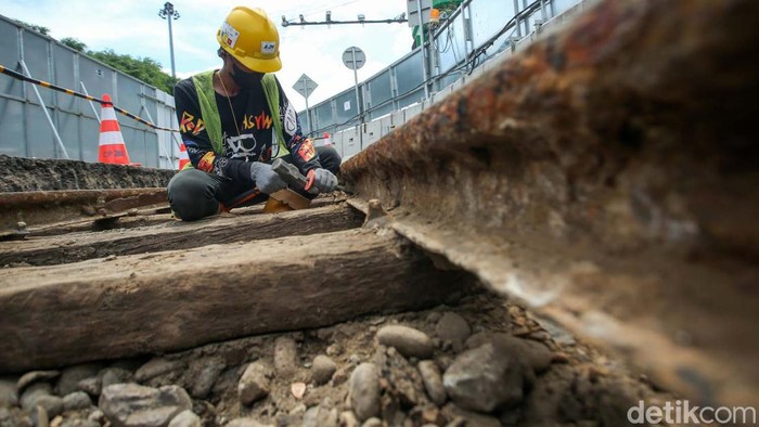 Arkeolog memeriksa temuan rel trem di Harmoni, Jakarta, Rabu (16/11/2022). Temuan rel ini berada di proyek MRT Jakarta Fase 2 CP202.