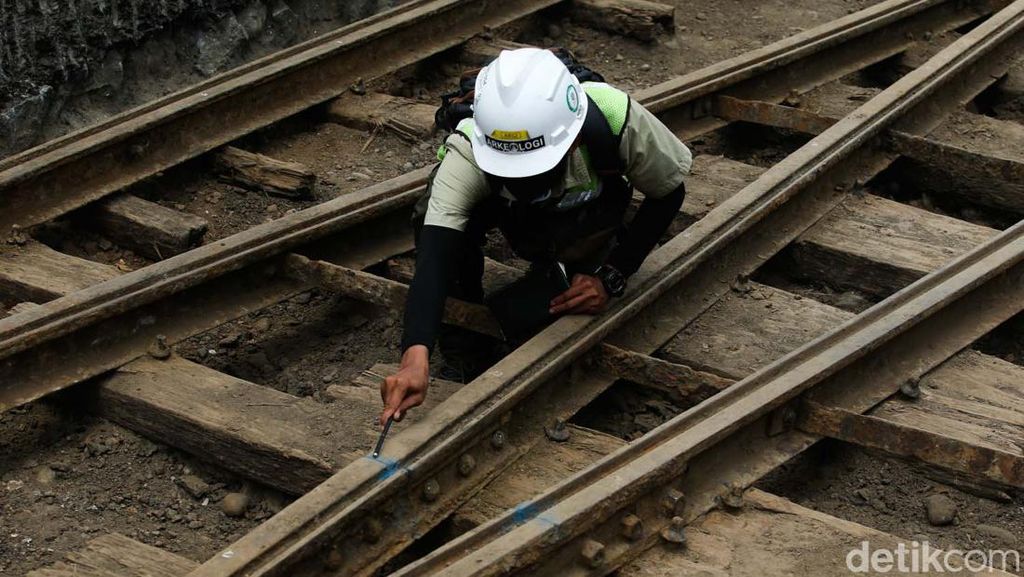 Melihat Temuan Rel Trem Kuno di Harmoni Jakarta