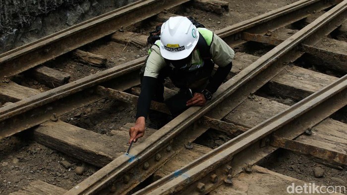 Arkeolog memeriksa temuan rel trem di Harmoni, Jakarta, Rabu (16/11/2022). Temuan rel ini berada di proyek MRT Jakarta Fase 2 CP202.