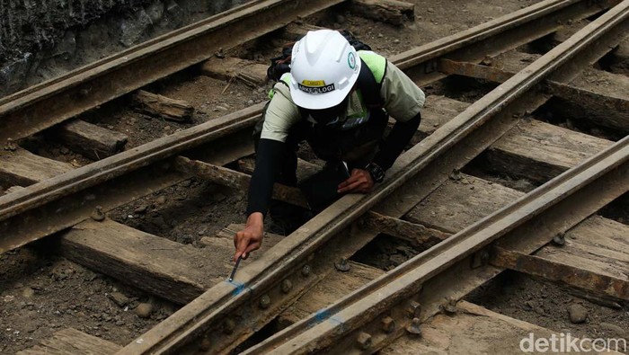 Melihat Temuan Rel Trem Kuno di Harmoni Jakarta Arkeolog memeriksa temuan rel trem di Harmoni, Jakarta, Rabu (16/11/2022). Temuan rel ini berada di proyek MRT Jakarta Fase 2 CP202.