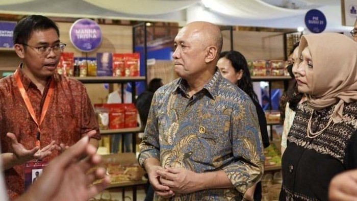 Menteri Koperasi dan UMKM Teten Masduki meninjau produk lokal unggulan dan UMKM Indonesia di Pasar Nusa Dua, Bali Collection, Bali.