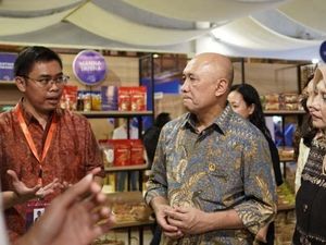 Menkop Tinjau Produk Unggulan Lokal di Pasar Nusa Dua Bali