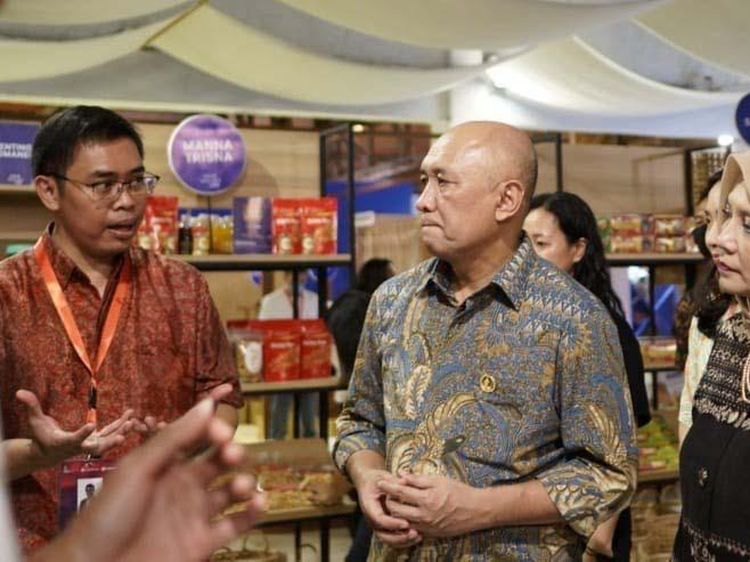 Menkop Tinjau Produk Unggulan Lokal di Pasar Nusa Dua Bali