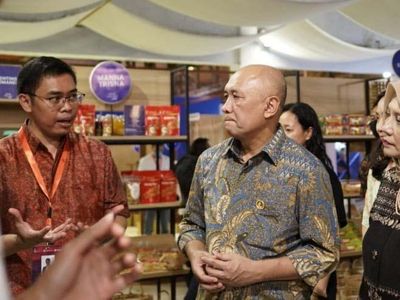 Menkop Tinjau Produk Unggulan Lokal di Pasar Nusa Dua Bali