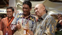 Menteri Koperasi dan UMKM Teten Masduki bersama EVP Transaction Banking Business Development BCA I Ketut Alam Wangsawijaya meninjau produk lokal unggulan dan UMKM Indonesia di Pasar Nusa Dua, Bali Collection, Kawasan ITDC Nusa Dua, Bali.