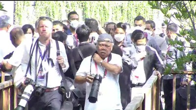 Gaya Nyentrik Menteri Basuki di G20: Pegang Kamera, Pakai Topi Terbalik