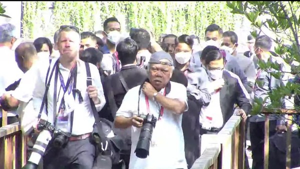Gaya Nyentrik Menteri Basuki di G20: Pegang Kamera, Pakai Topi Terbalik