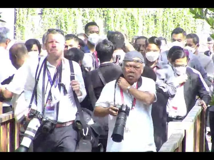 Gaya Nyentrik Menteri Basuki di G20: Pegang Kamera, Pakai Topi Terbalik