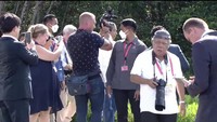 Momen pergerakan Basuki bergaya ala fotografer terlihat dari awal pintu masuk menuju wilayah taman Taman Hutan Raya (Tahura) Ngurah Rai, Bali. Foto: Tangkapan Layar Kominfo TV