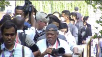 Basuki tampak menggunakan kaos polo berwarna putih lengan pendek, dengan topi sengaja dipakai terbalik. Foto: Tangkapan Layar Youtube Kominfo