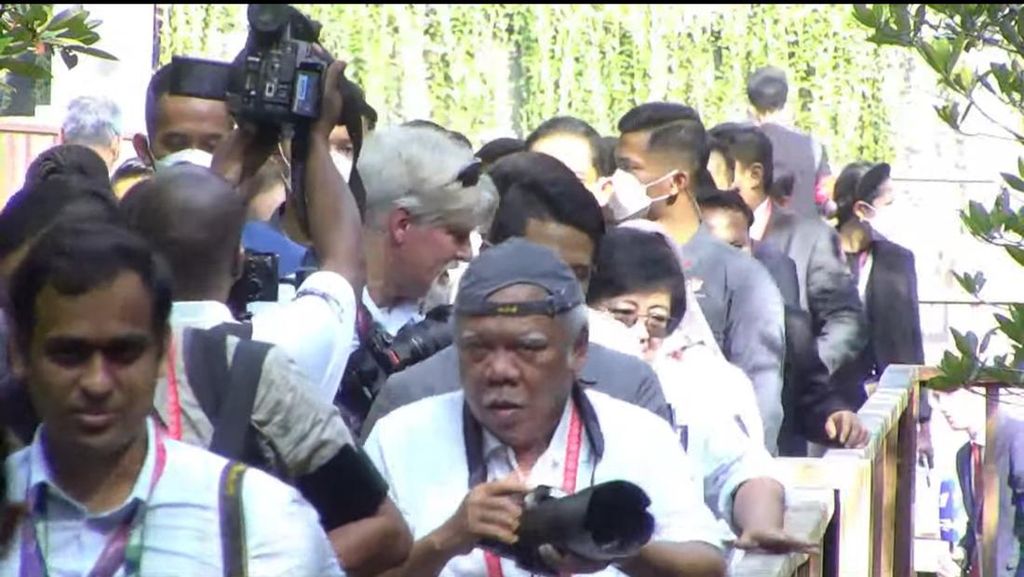 Gaya Menteri PUPR Basuki Jadi Fotografer Jokowi di Hutan Mangrove Bali