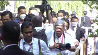 Dilihat dari Media Center G20 di Bali, Rabu (16/11/2022), gaya Basuki sangat jauh dari tampilan sebagai menteri dengan kameranya yang tampak sibuk mendokumentasikan berbagai momen Jokowi. Foto: Tangkapan Layar Kominfo TV