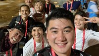 Dalam foto ini, chef Arnold memberikan senyum manisnya. Tampak ada chef Mandif Warokka, chef Maxie Millian, dan chef Ade Putri Paramadita dalam foto. Foto: Instagram arnoldpo