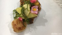 Dari menu nonvegetarian, disajikan juga scallop, kepiting soka, dengan bakwan jagung Manado daging kepiting. Plating hidangan ini begitu cantik. Foto: dok. William W Wongso