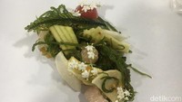 Menu pembuka ini merupakan salad isi mangga, rumput laut, bengkuang, dan delima dengan saus rujak khas Bali. Kombinasi ini pastinya menyegarkan mulu! Foto: dok. William W Wongso