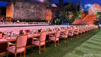 Suasana makan malam begitu hangat, megah, dan mewah. Beratap langit, para tamu Welcoming Dinner KTT G20 disuguhi menu lengkap, dari hidangan pembuka, utama, sampai penutup.  Foto: dok. William W Wongso