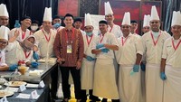 Tentu saja semua keberhasilan ini juga berkat andil banyak chef yang terlibat. Mereka tampak berfoto bersama dengan chef Arnold. Foto: Instagram arnoldpo