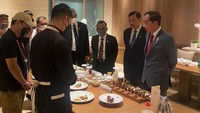 Chef Arnold Poernomo ikut dalam bagian menyiapkan Welcoming Dinner KTT G20. Melalui Instagram arnoldpo (16/11), ia mengaku bangga bisa terlibat dalam acara ini. Foto: Instagram arnoldpo