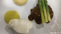 Kalau menu utama untuk nonvegetarian berupa wagyu tenderloin Lampung dengan saus rendang Sumatera Barat. Pelengkapnya asparagus dan puree terung balado. Foto: dok. William W Wongso