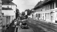 Trem uap di Nieuwpoortstraat (sekarang Jl. Pintu Besar Utara ) pada akhir abad ke-19. Dok. Indearchipel/Tropenmuseum