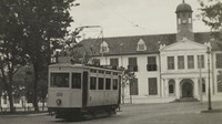 Trem jalur 2 di Stadhuisplein di kota bawah, antara tahun 1934 dan 1937. Sumber: KITLV.